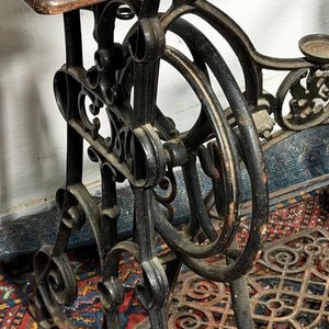 Par de Pies de Máquina de Coser con Tapa y Mesa Libro - imagen 4