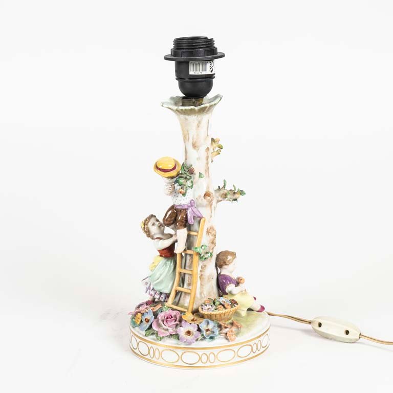 Lámpara de Porcelana Alemana con Grupo Infantil y Flores