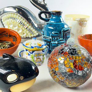 Lote de Adornos Decorativos: Cisne Plateado, Botella Azul, Mosaico y Más - imagen 3
