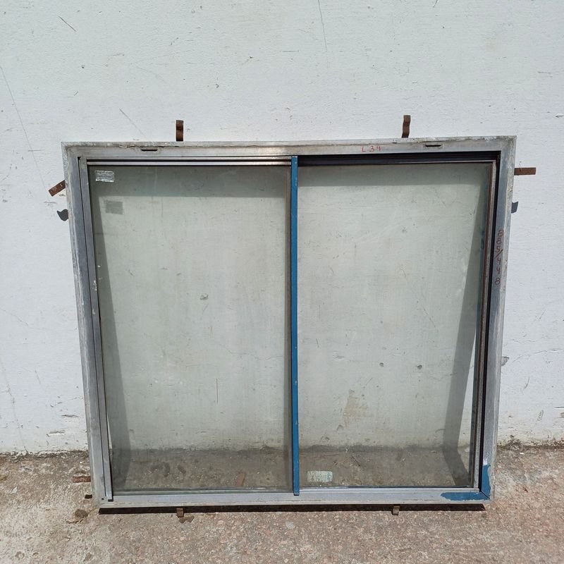Lote siguiente: Ventana de aluminio con dos hojas corredizas