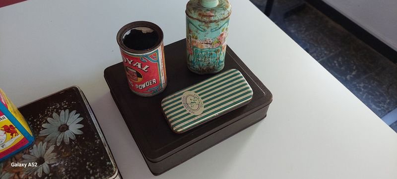 Latas de conserva y objetos varios - imagen 3