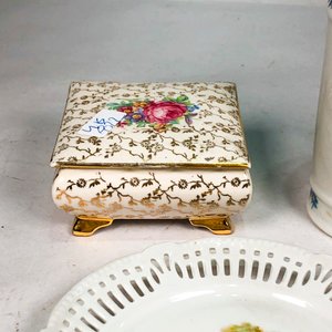 Lote de 4 piezas de porcelana: 2 alhajeros, platillo calado y florero - imagen 4