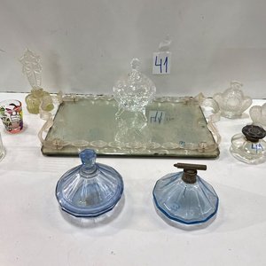 Lote anterior: Bandeja Antigua con Frascos de Perfume Vintage y Adornos de Vidrio