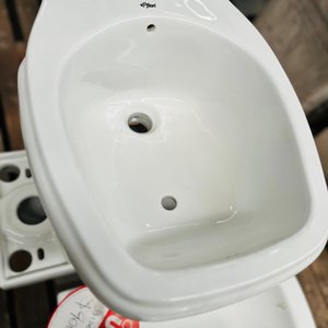 Lote de 5 Piezas Sanitarias: Bidet, Cisterna y Varios Inodoros - imagen 2