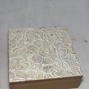 Lote de Adornos y Cajas Antiguas: Bicicletas de Hierro, Ceniceros y Estuches Decorativos - imagen 6