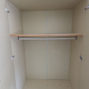 Ropero moderno de madera con cajones - imagen 4