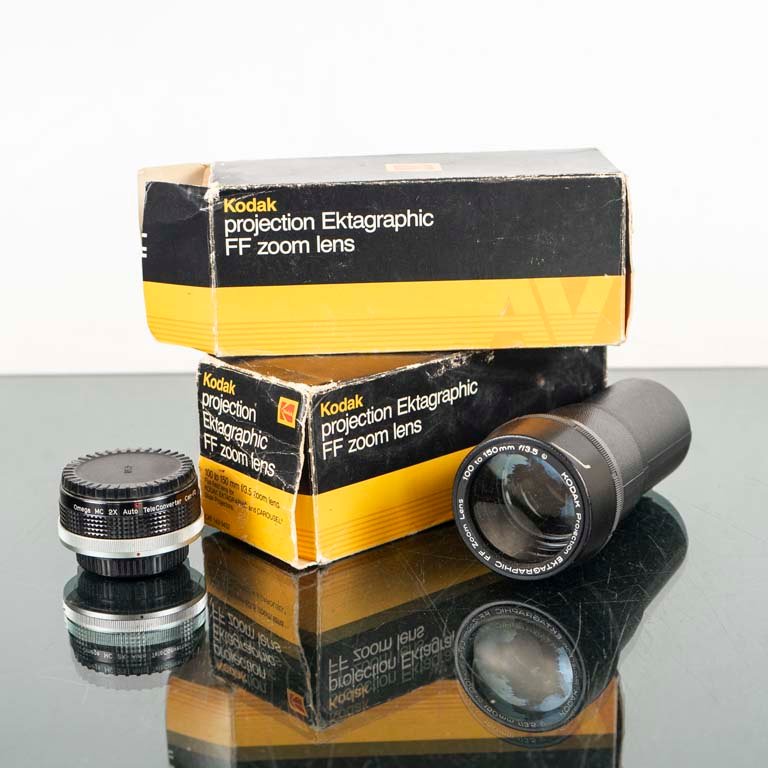 Lote siguiente: Proyector Kodak FF Zoom y convertidor de tele