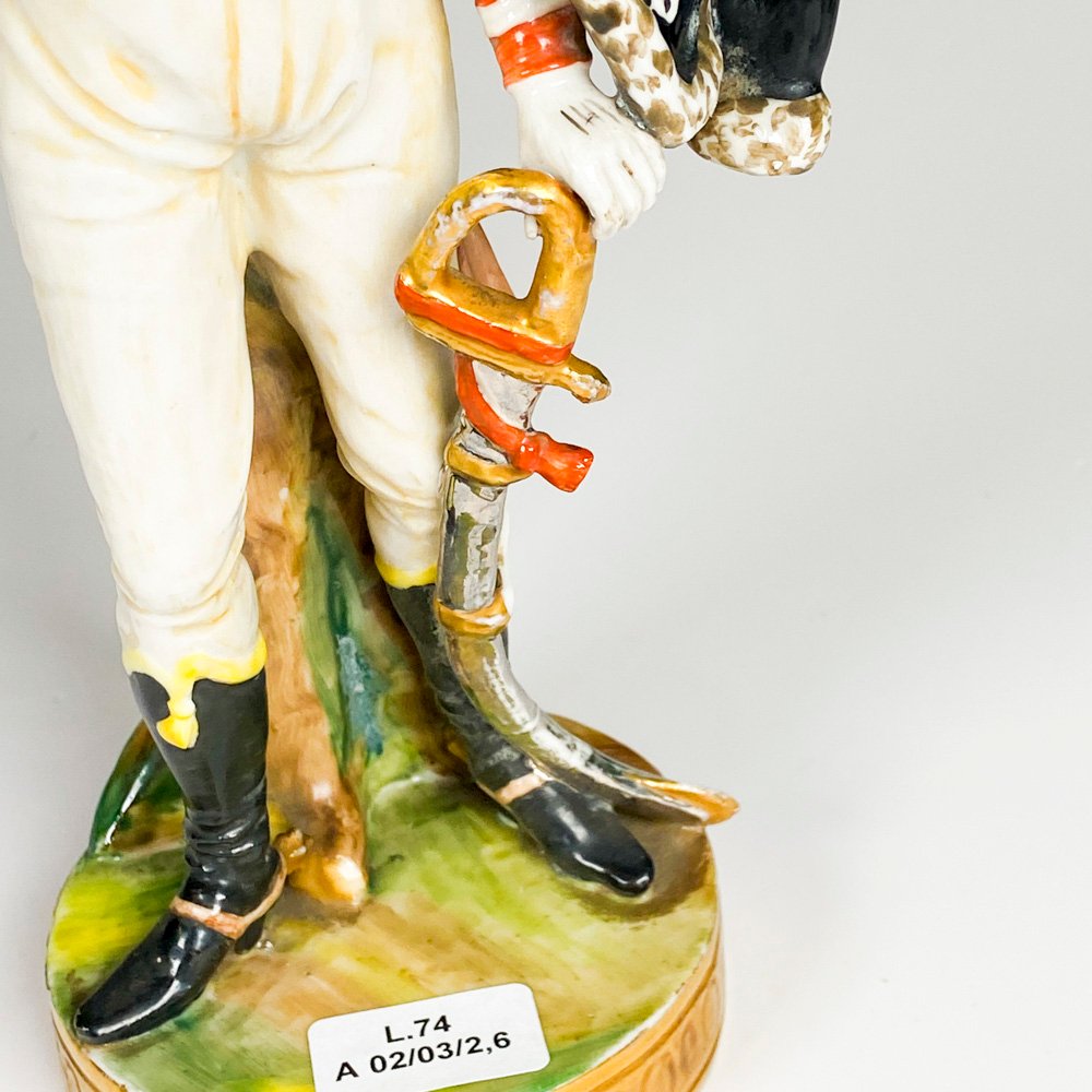 Figura de porcelana con uniforme y espada - imagen 4