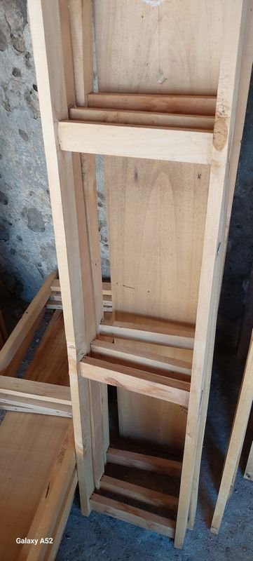 Estantería en madera con escalera y tablones - imagen 2