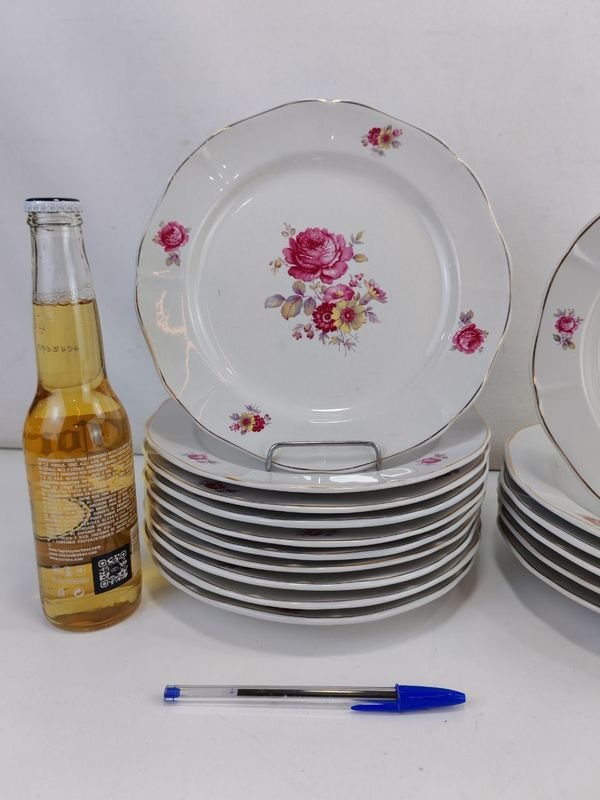 Platos de porcelana con diseño floral - imagen 3