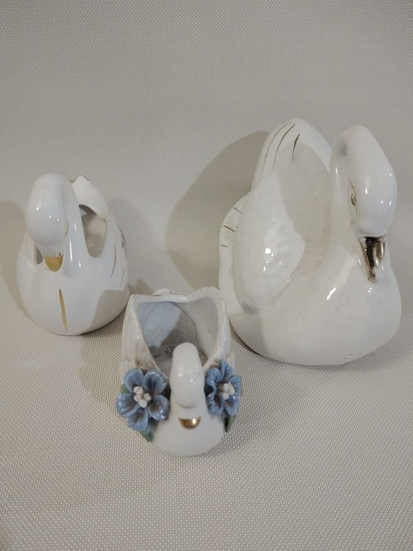 Lote anterior: Tres cisnes de porcelana italiana en venta