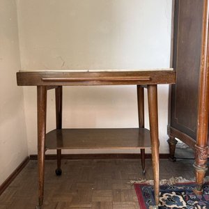 Mesa Auxiliar Clásica con Tapa de Mármol y Ruedas - imagen 4