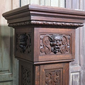 Pedestal de Roble Tallado Estilo Renacimiento con Tapa de Mármol y Rostro Esculpido - imagen 5