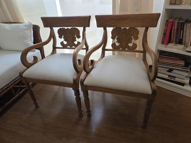 Lote siguiente: Pare de sillas de madera modernas de excelente calidad
