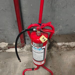 Extintor de Incendios con Soporte de Piso y Señalización - imagen 4