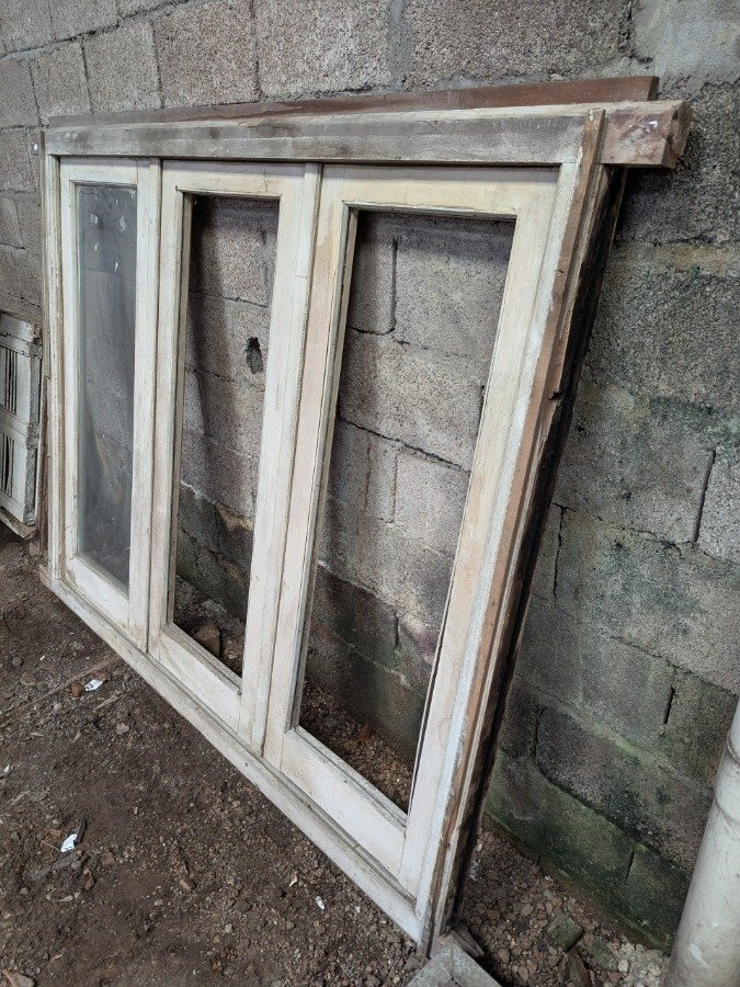 Ventana con tres hojas batientes en cedro, falleba y marco - imagen 6