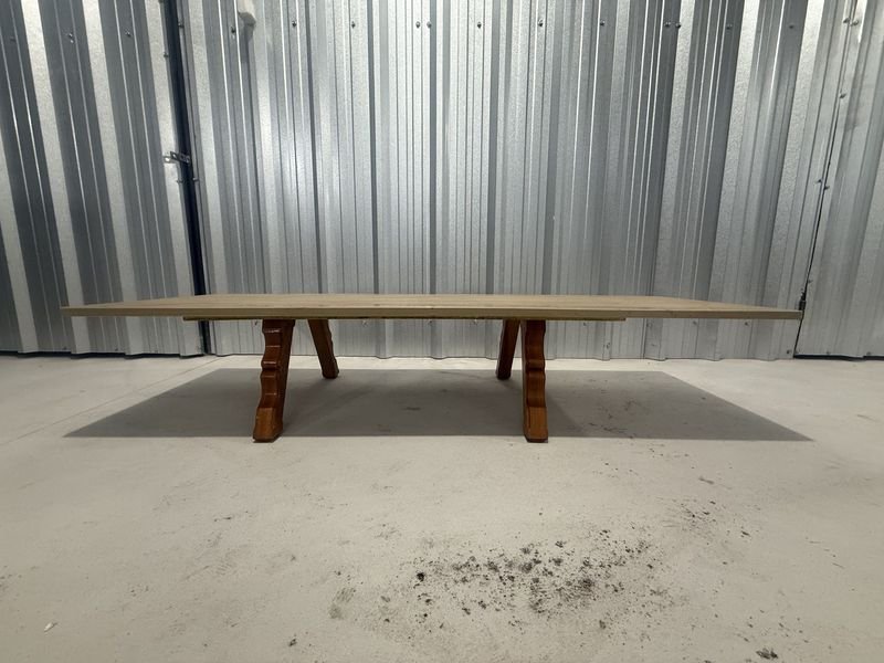 Mesa Baja con Tapa de Mármol y Base Torneada