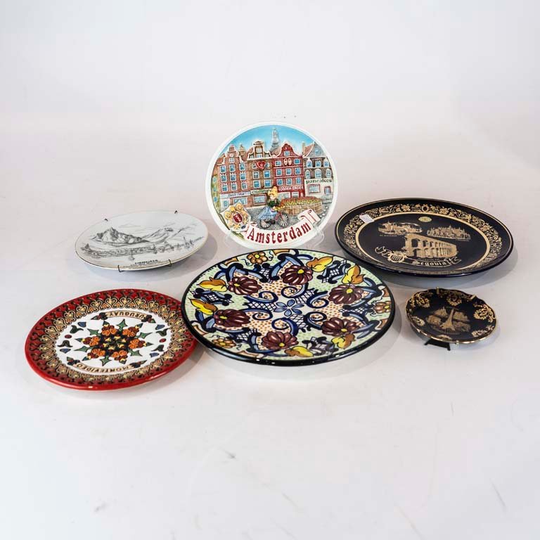 Lote anterior: Platos de porcelana y cerámica decorativa