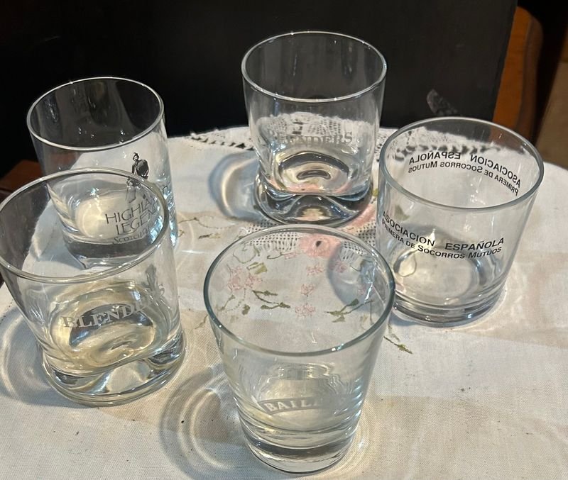 Lote siguiente: 5 vasos de whisky con logos impresos