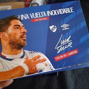 Box Set Conmemorativo "Una Vuelta Inolvidable" Luis Suárez - Club Nacional de Football (2022) Umbro XL - imagen 3