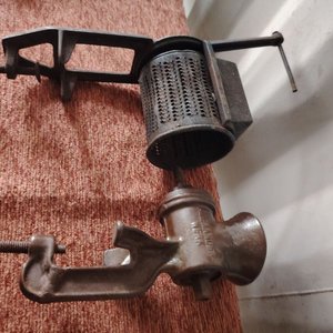 Antiguo Rayador de Queso y Picadora de Carne Manual de Hierro Fundido - imagen 5