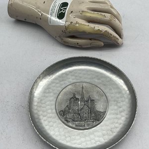 Lote siguiente: Plato Decorativo de Metal con Vista de Ginebra, Suiza