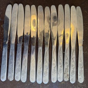 Lote siguiente: Juego de 11 Cuchillos de Mesa Eiko Inox con Diseño de Hojas