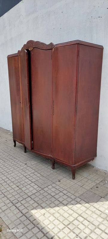 Ropero de madera estilo francés con detalles y falta de piso - imagen 2