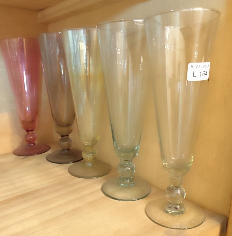 Lote siguiente: Copas en forma cónica con colores diferentes