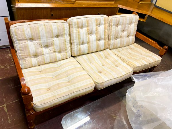 Sofá de Tres Cuerpos Estilo Clásico con Tapizado Rayado