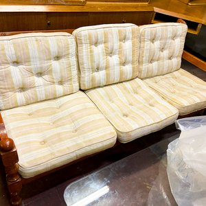 Lote siguiente: Sofá de Tres Cuerpos Estilo Clásico con Tapizado Rayado