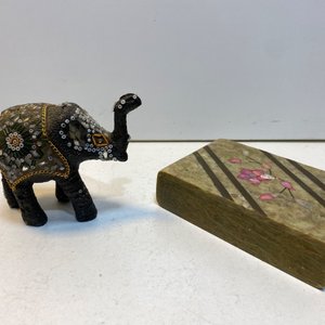 Lote de 16 Piezas: Cenicero Vidrio Azul, Posavasos Egipcios, Elefante Adorno y Pinchos Copetín - imagen 8