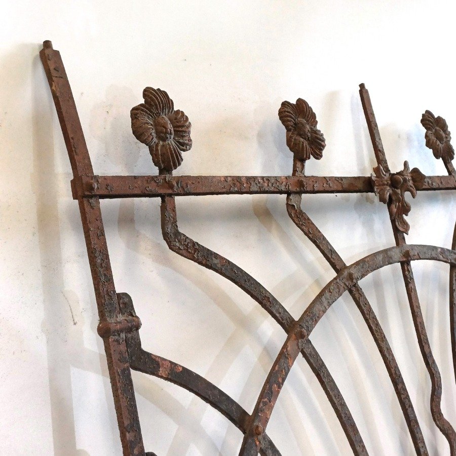 Puerta antigua de hierro con diseño curvo - imagen 6