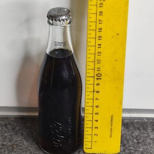 Botella Coca-Cola Sellada con Contenido y Tapa Metálica - imagen 1