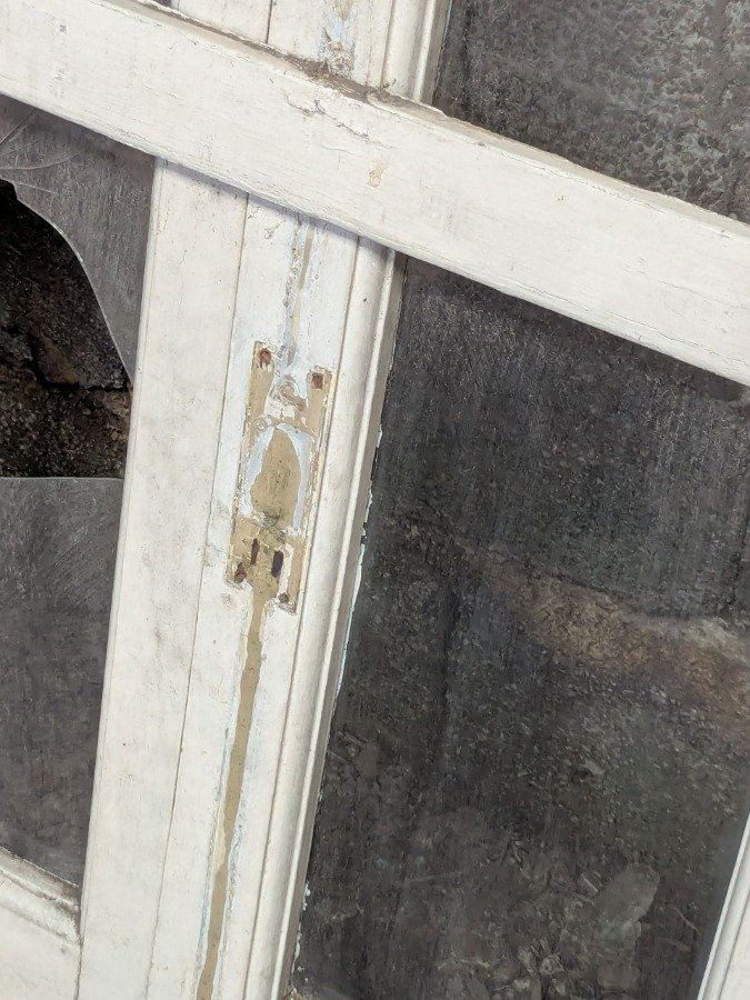 Ventana con cuatro hojas batientes en cedro, falleba y marco de pinotea. - imagen 6