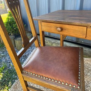 Juego de Mesa y Silla de Roble con Cuero Vacuno - imagen 2