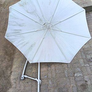 Sombrilla lateral de pie brazo curvo soporte principal sin base / Sombrilla tradicional de eje central con mástil de madera – Las Dos con Detalles - imagen 4