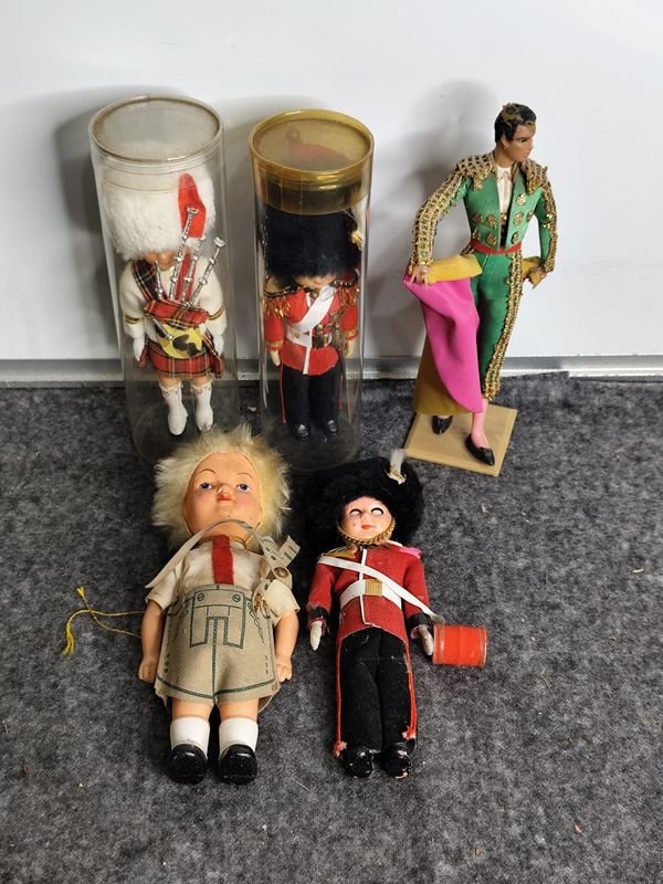 Lote de 5 Muñecos Importados: Escocés, Guardia Real, Torero y Dos Más