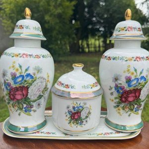 1 juego en porcelana española V.P compuesto por 2 jarrones tipo potiche y 1 alajero con tapa. Su diseño es fino y elegante con montivos florales y guardas al rededor de las piezas montadas sobre un platillo (24 y 13 las medidas) - imagen 6