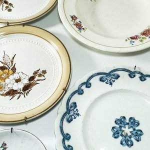 Lote siguiente: Lote de 5 Platos Florales de Cerámica con Diseños Variados