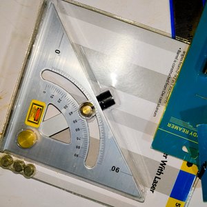 Set de Escuadra con Transportador, Regla y 3 Escariadores - imagen 2