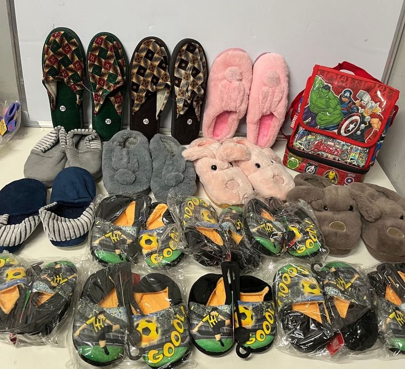 Mochila Infantil "Avengers" y 16 Pares de Pantuflas Variadas