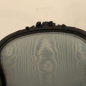 Butaca Victoriana de Madera Oscura Tapizada en Tela Celeste - imagen 4