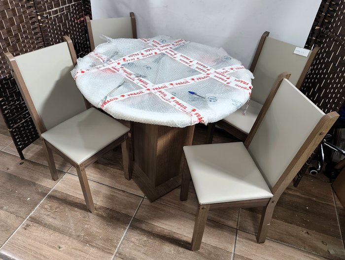 Juego de comedor con mesa y sillas tapizadas - imagen 2