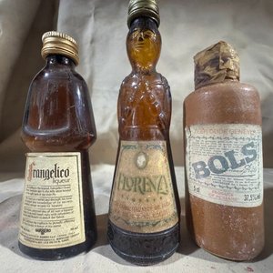 Lote siguiente: Lote de Botellas Antiguas Selladas con Licores Originales Varios