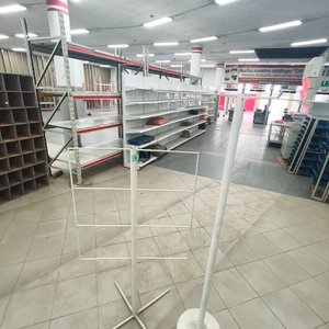 Exhibidor de Pie Metálico Blanco con Barras para Colgar - imagen 4