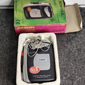 Lote siguiente: Walkman Sonivox X-Bass con Auriculares y Caja Original