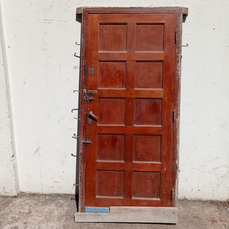 Puerta de exterior en cedro con cerradura y llaves - imagen 3