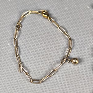 Lote de 4 piezas de joyería: Rosario plateado con detalles a reparar, cadena de plata, pulsera dorada y anillo dorado. - imagen 3