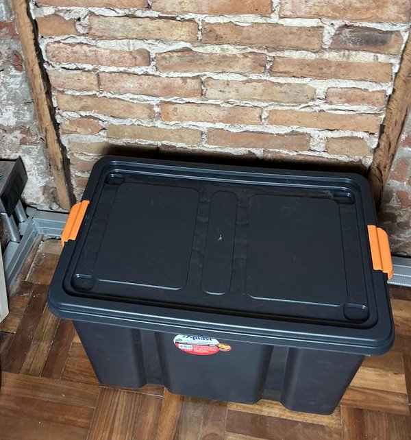 Caja Organizadora Plástica Negra con Tapa y Ruedas - 60 Lts